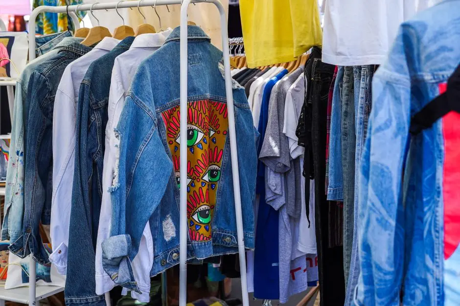 "Tumpukan baju bekas di lapak thrift Talangubi"