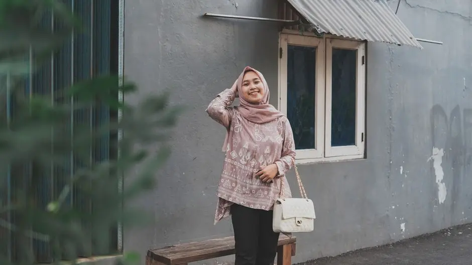 Padu padan pakaian kasual kekinian dengan warna netral