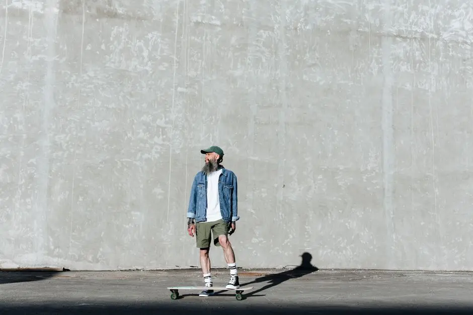 Gaya streetwear sederhana dengan jaket denim dan sepatu kasual